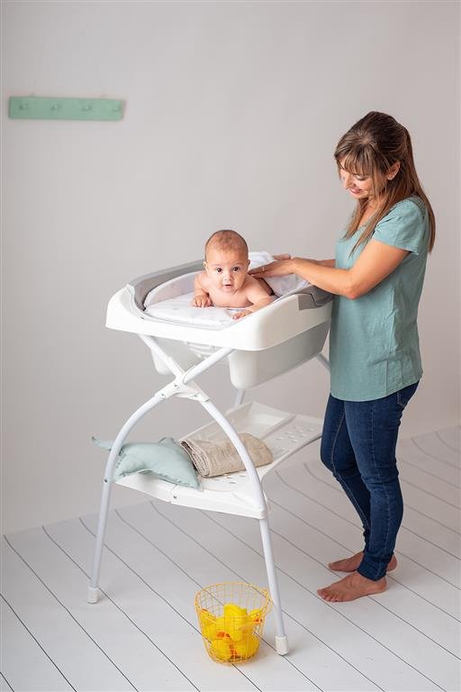 Práctica bañera de bebé con soporte y bandeja de altura idónea para colocarla sobre cualquier bidé.