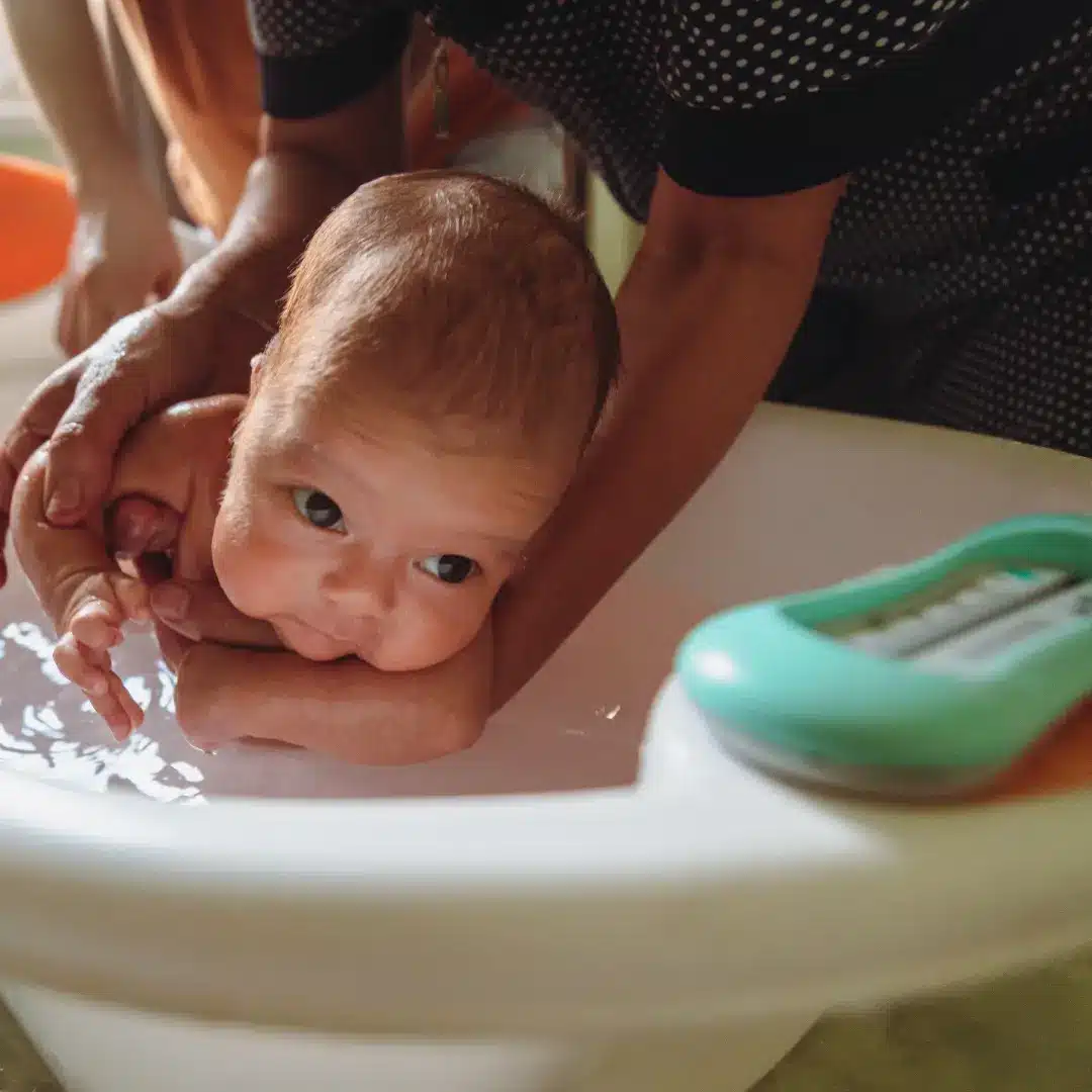 Bebé disfruta del baño-bellybaby