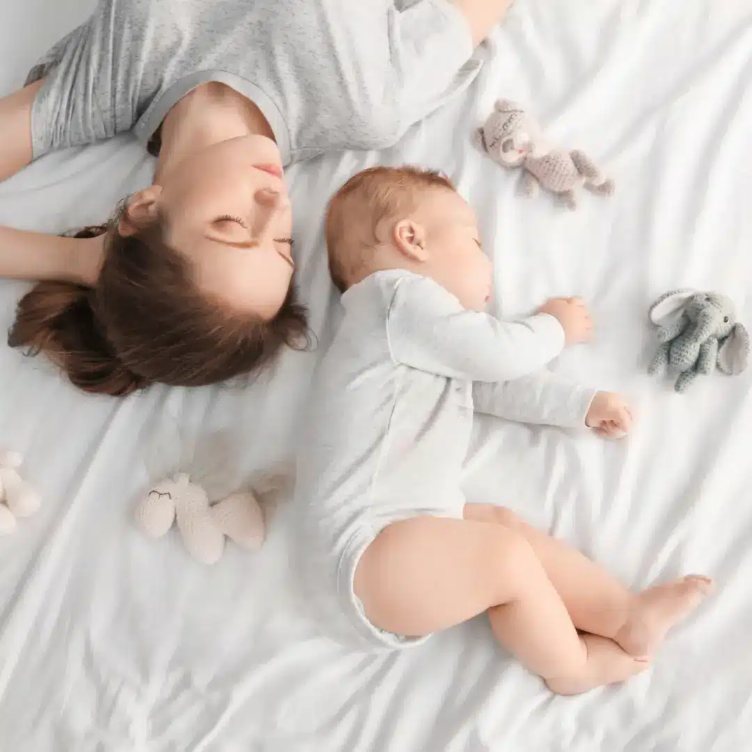 Bebé y mamá durmiendo plácidamente-bellybaby